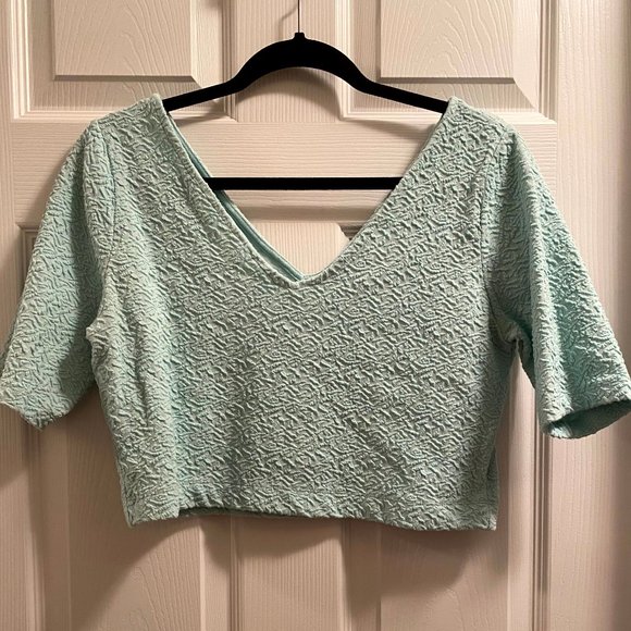 H&M Divided Knit Crop Top with Short Sleeves - Picture 2 of 3